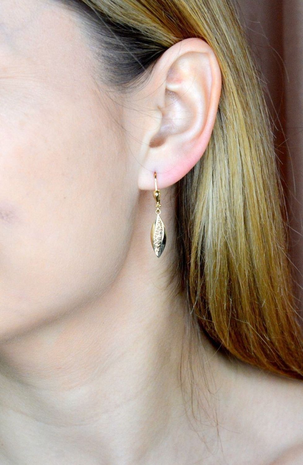 Złote kolczyki 585 wiszące ażurowe listki KL 11135C 585. Złote kolczyki wykonane z najwyższej jakości żółtego złota, próba 585, waga około 1,86 gram. Kolczyki w minimalistycznym stylu, wpisujące się w obecne trendy modowe..jpg